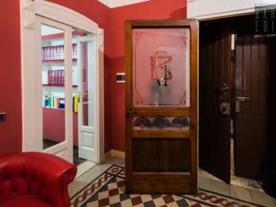 Torniamo nell'atrio e veniamo accolti dall'avvocato Savino Gambatesa, che da dieci anni occupa, al piano rialzato del palazzo, quello che un tempo era lo studio di Borracci